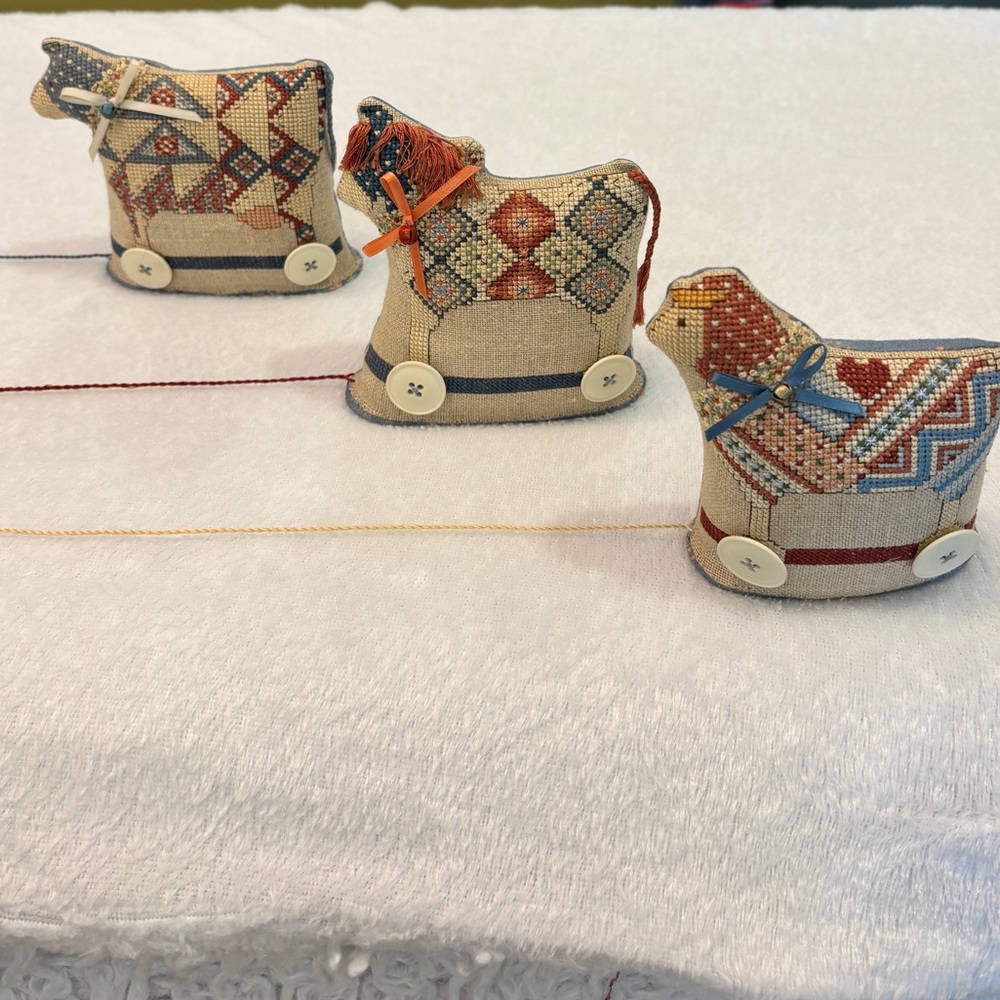 🧵 Handcrafted Cross-stitch Figurines 🧵